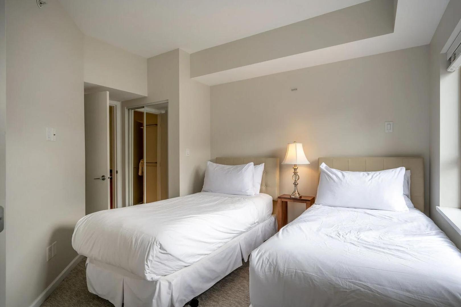Apartment 2br + Loft & Sofabed Tyndall Stone Mountain Views Pool, Hot Tub & Free Parking Whistler